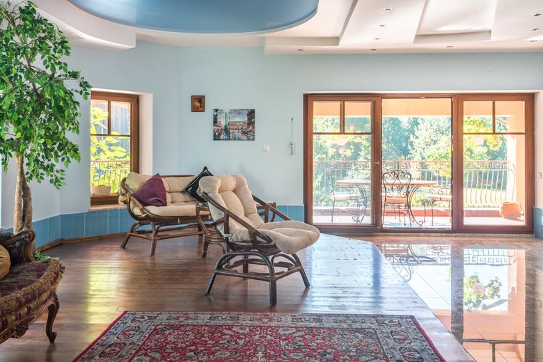 Сколько нужно акустических панелей для гостиной 25-35 м²?
