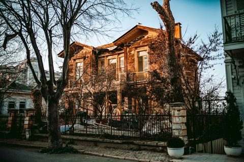 Почему клееный брус выбирают для постоянного проживания в Москве?