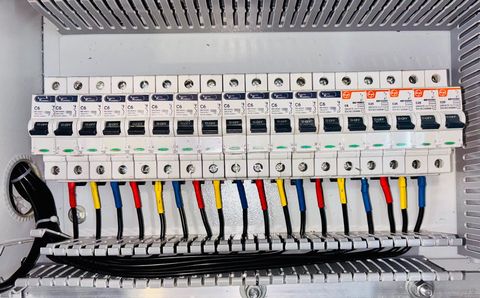 Почему электрика после застройщика требует пересчёта: типовые ограничения White Box