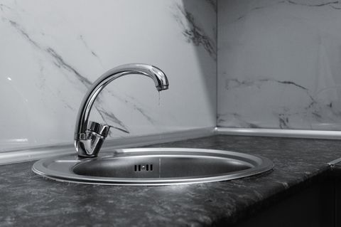 Почему в новостройке бизнес-класса вода всё ещё требует доочистки?