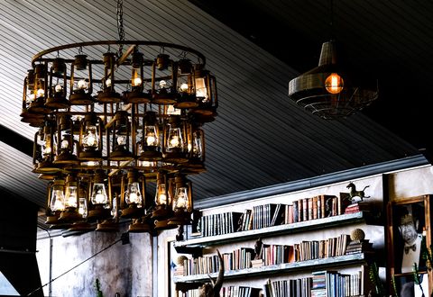 Почему стандартные люстры и споты вредят библиотеке