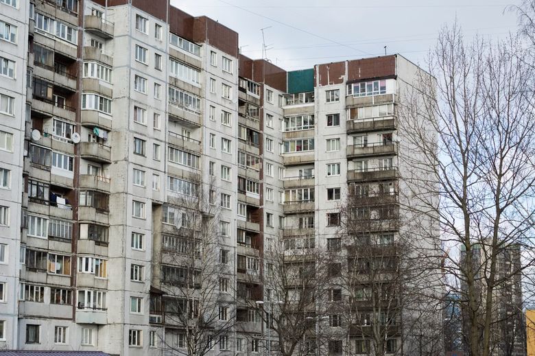 Можно ли штробить потолок в новостройке под проводку?
