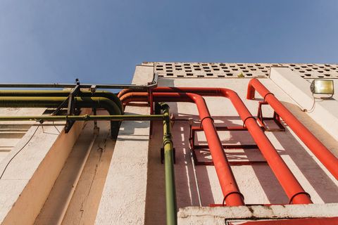 Почему в новостройке гудят трубы и вентиляция: источники шума