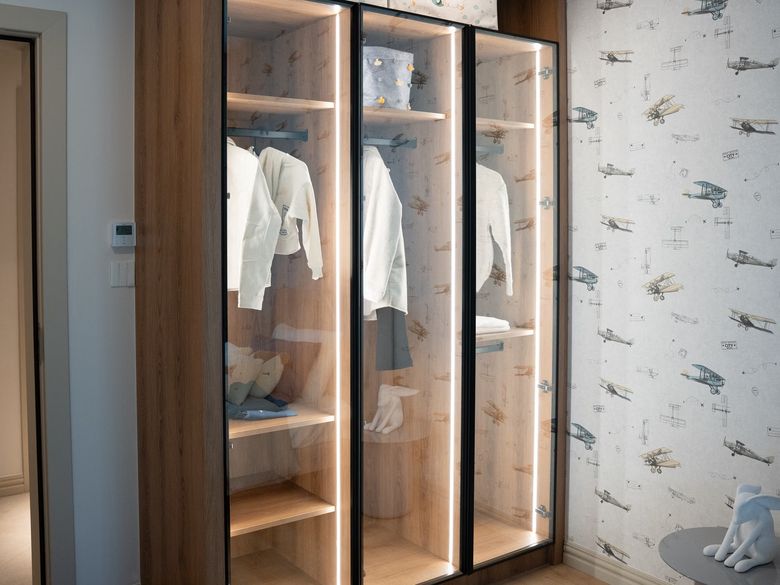 1. Heshi Design